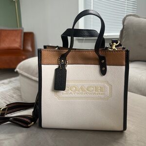 Coach Field Tote 22’ white, tan and black with crossbody strap